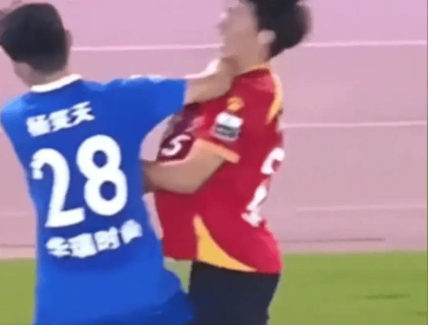 #评论员谈苏超最严厉罚单#苏超说到底是个业余足球比赛，之所以如此引人关注主要是舆