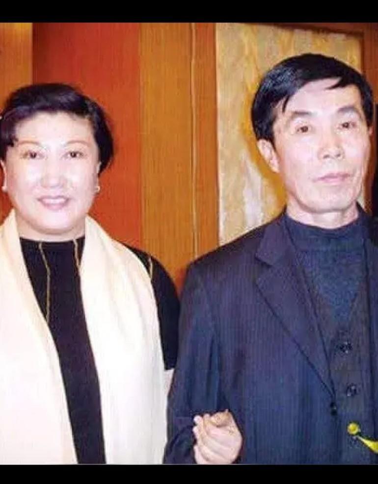 赵本山一封山，何庆魁的笔就钝了。不是写不出，是没人配。他在直播间里，像个老炮