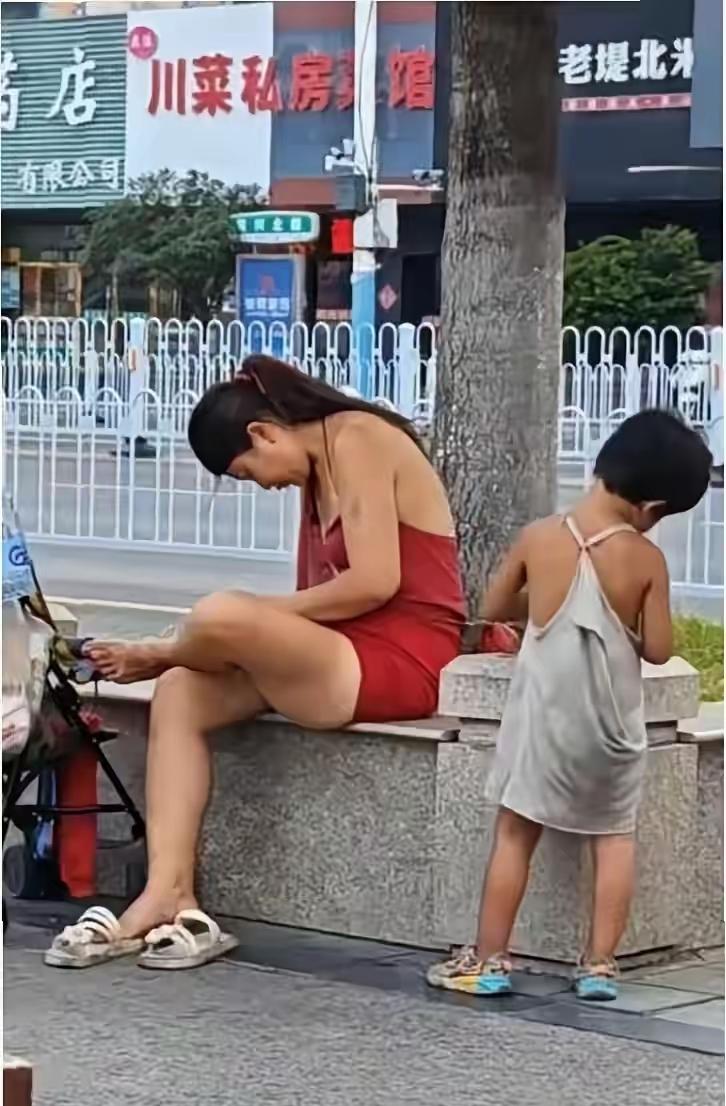 刷到徐州这对流浪母女的现状，真的瞬间破防。不同于大家印象里邋遢的流浪者，