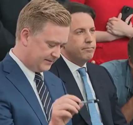 大事不妙！10名科研人员接连蹊跷身亡，白宫发言人被问得吞吞吐吐，终于松口承认，