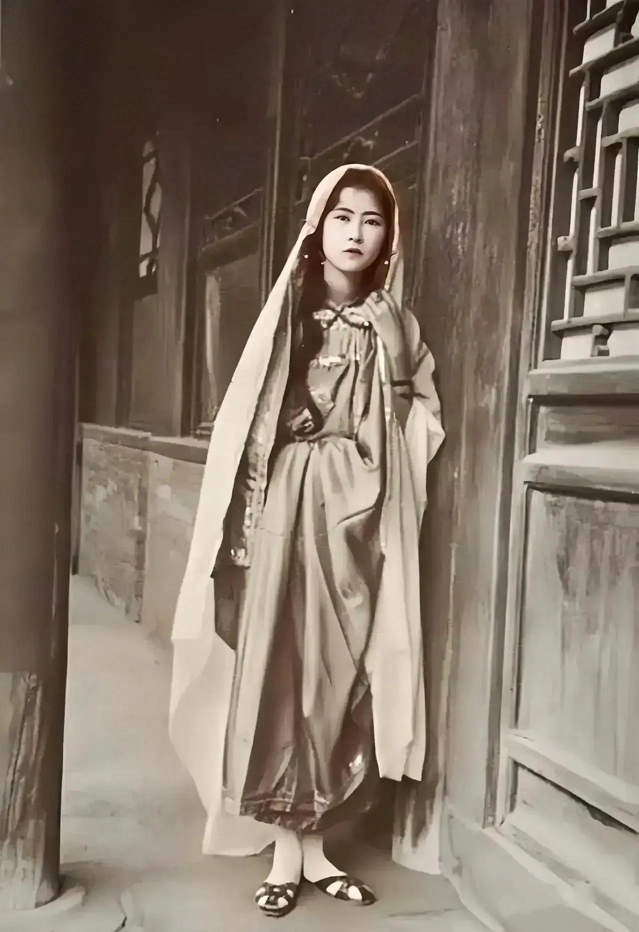 1924年，20岁的林徽因罕见的“印度公主”扮相的留影，照片中的她穿着戏装，头披