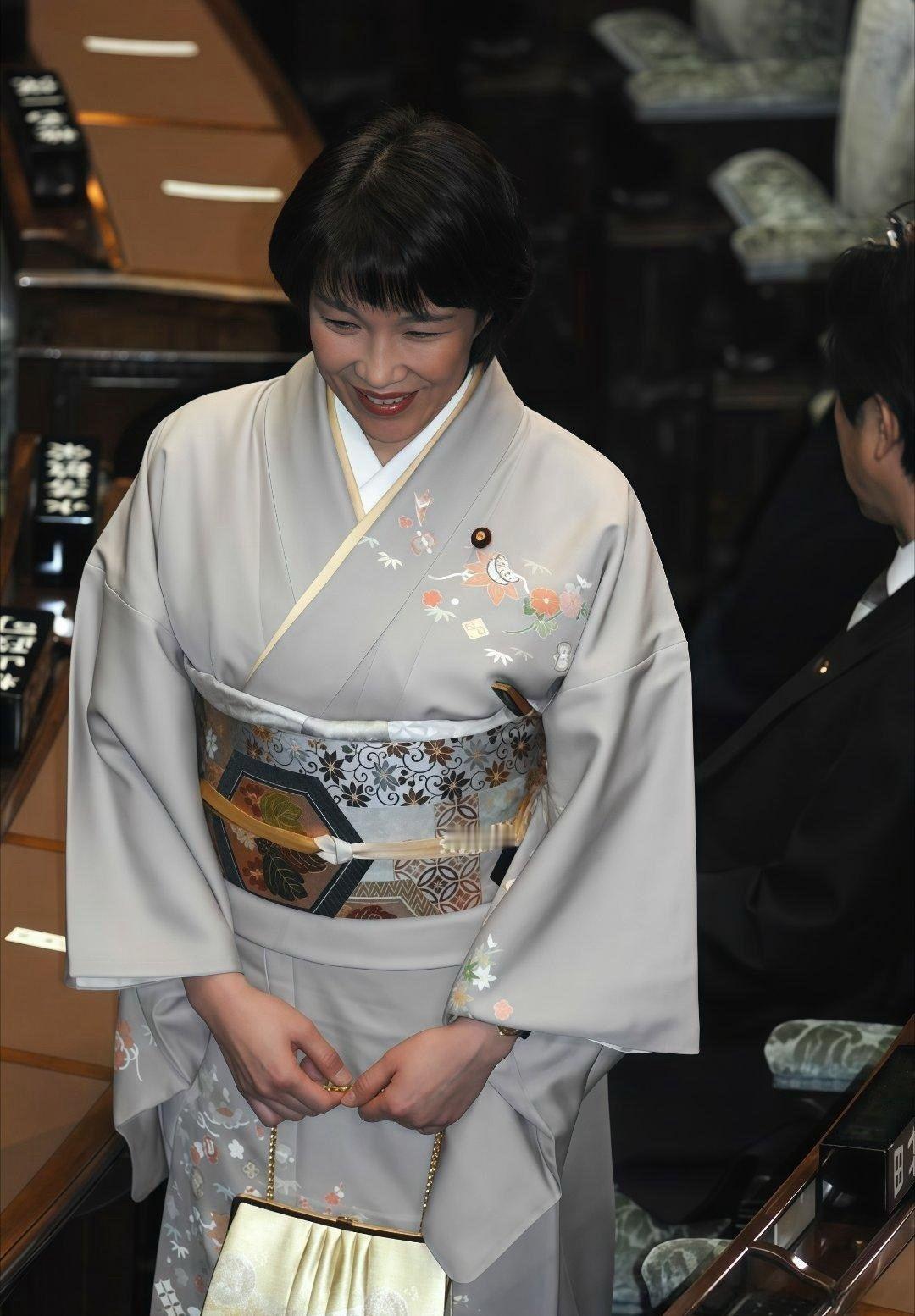 高市早苗也有温柔的一面，她年轻的时候身穿和服气质婉约，现在想学撒切尔夫人当铁娘子