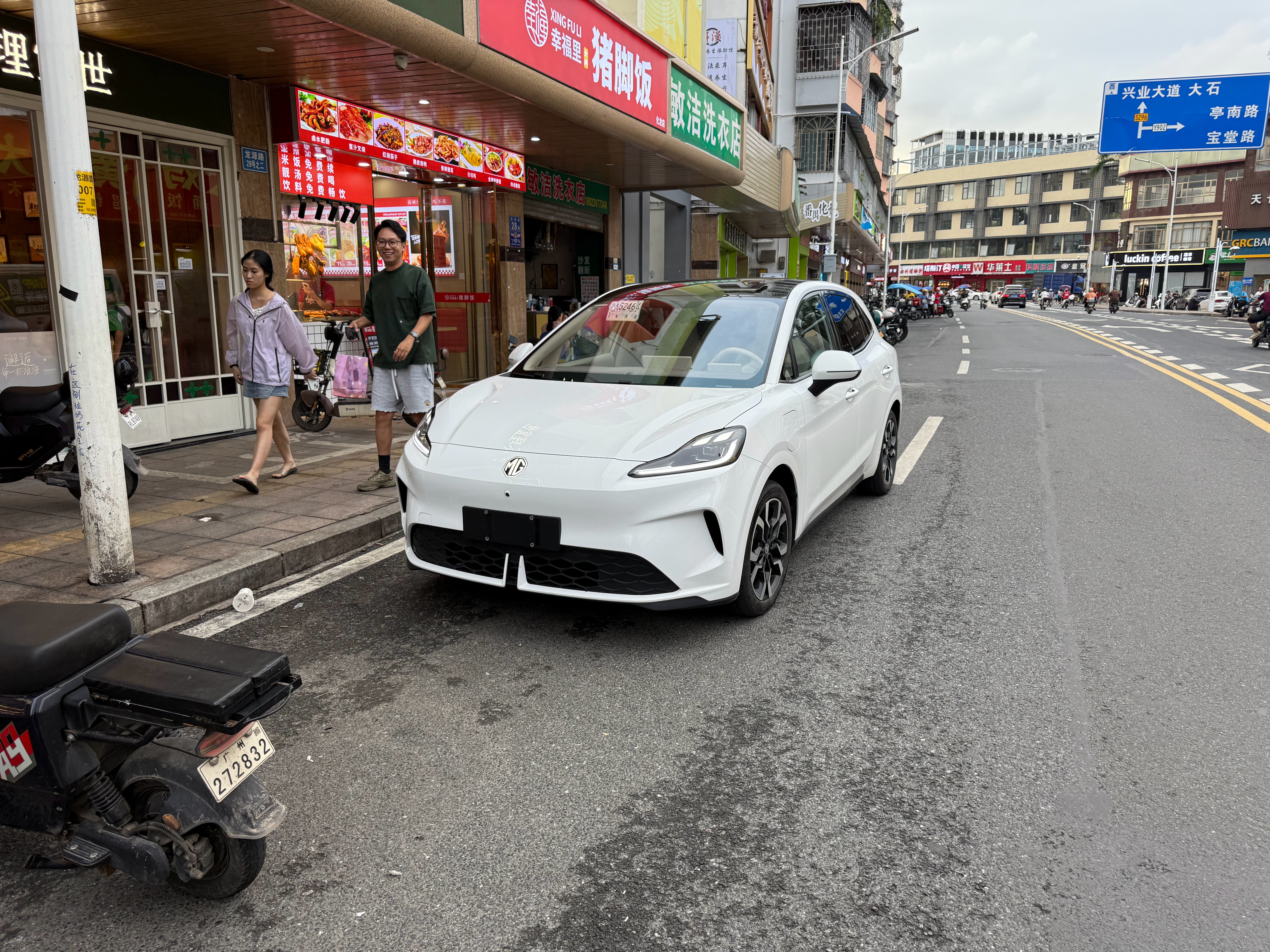 1.MG4起售价不到7w，主销版本7、8万块、42.8度的电池包，这