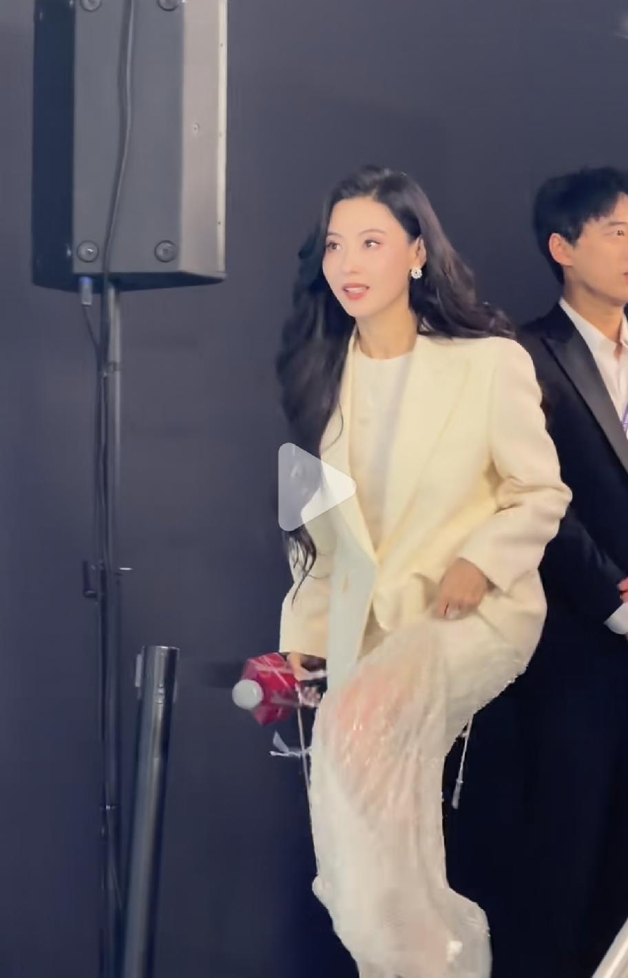 张柏芝在北京朗姿大秀上的生图，直接把“岁月不败美人”的滤镜击得粉碎。46岁的她穿