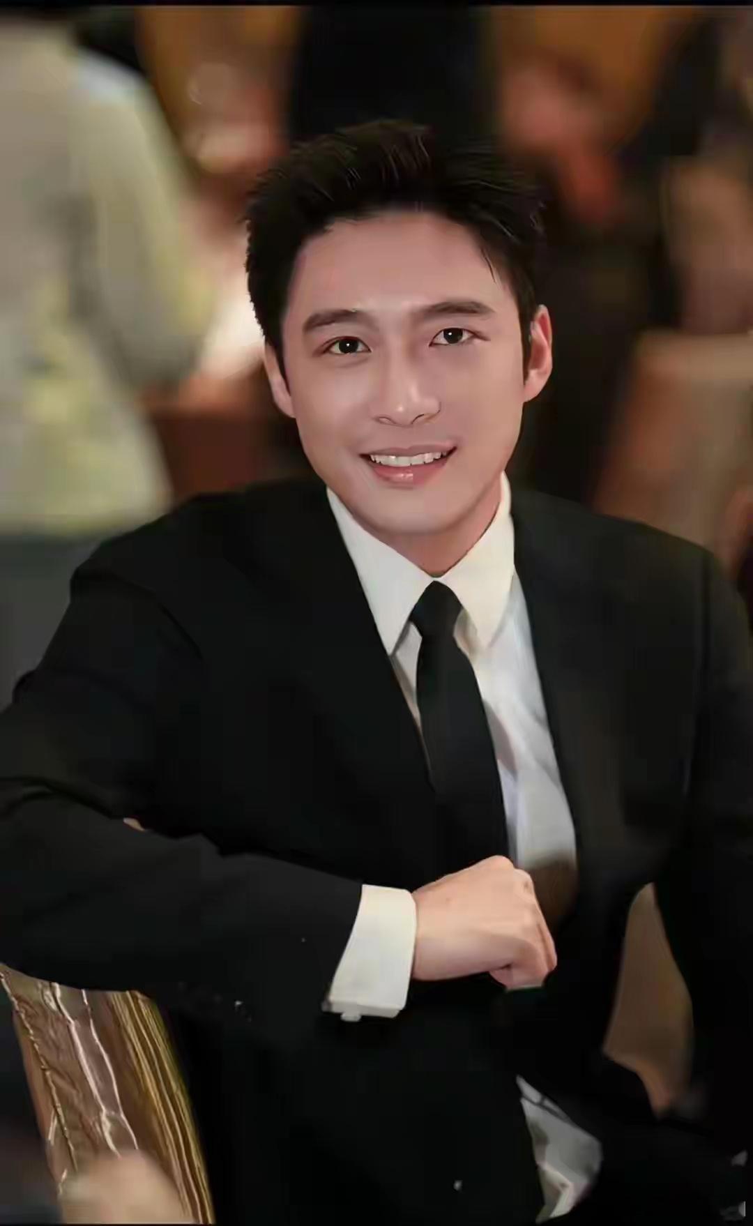 随着霍启仁的完婚，霍震霆家族只剩下霍启山还没有娶妻立室了，相信对于身为父母的霍震