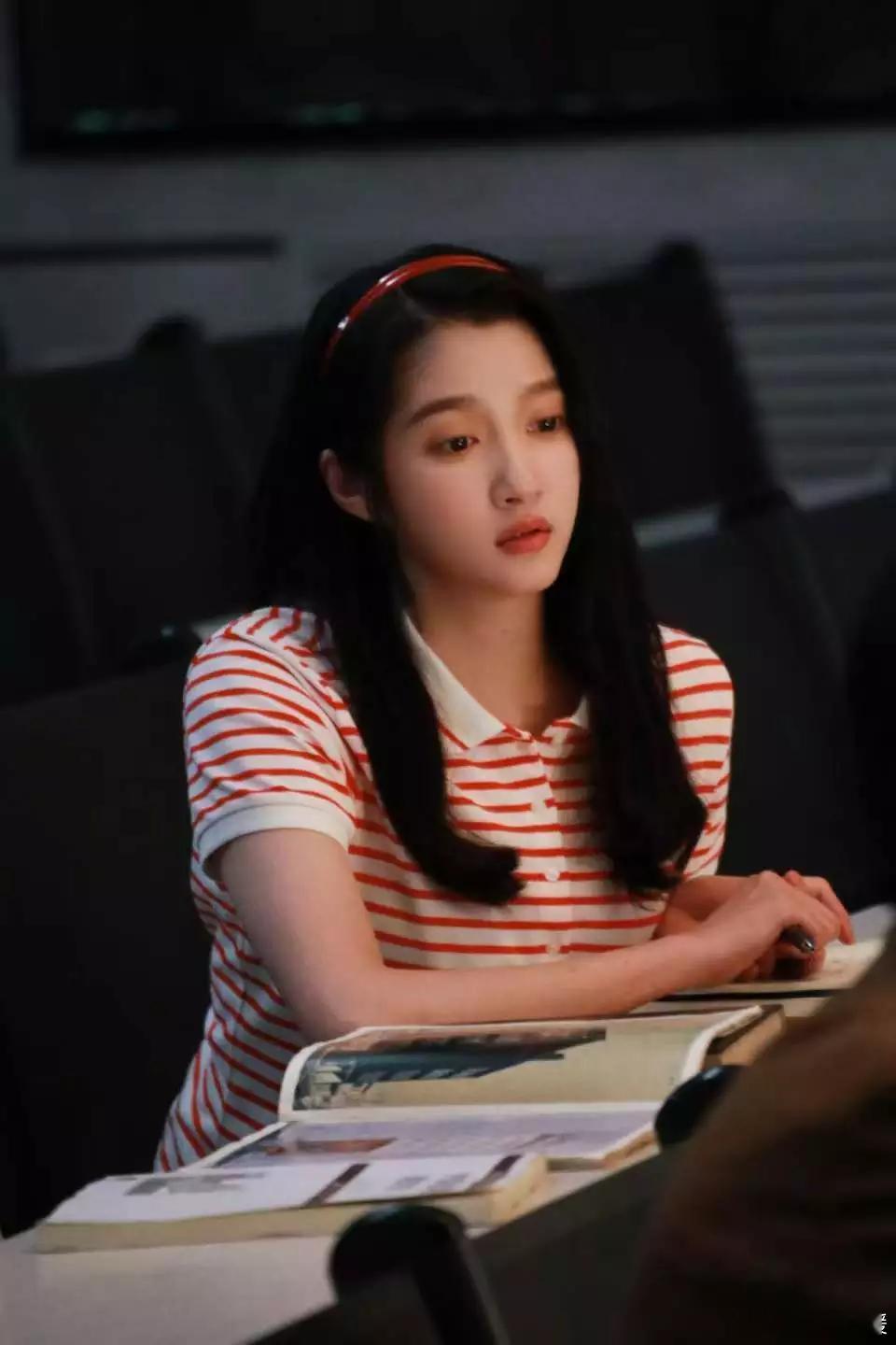 文亦娱乐关晓彤戴发箍抱课本学生气十足侧颜线条干净气质纯洁