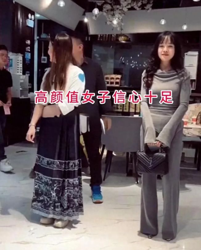 广东举办了一场相亲会，现场出了状况。台上有两位女生，一位微胖但爱笑，穿着白上衣配