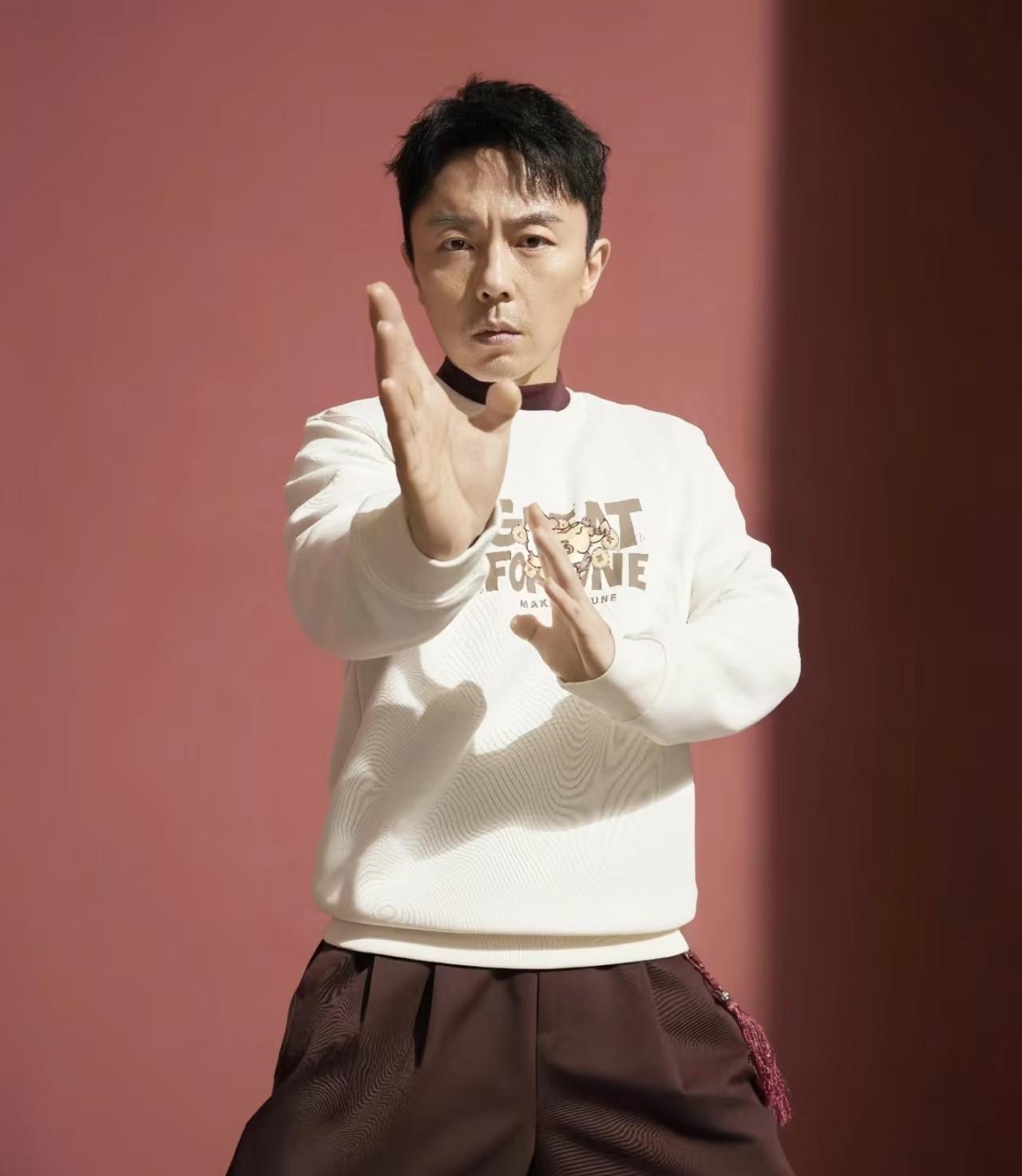 吴京把谢苗挡在《镖人》门外。不是踢开，是捂住。2026春节档，袁平执导，李连杰