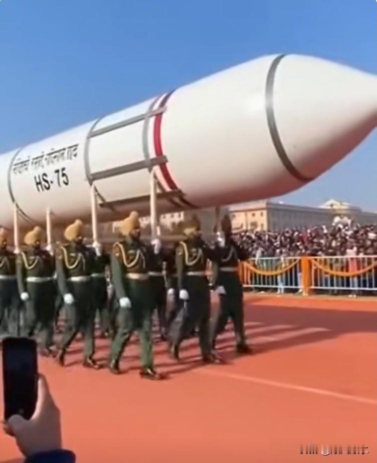 在阅兵仪式上，印度向世人展现国产新型洲际导弹！只是让人想不通的是，这是超轻量