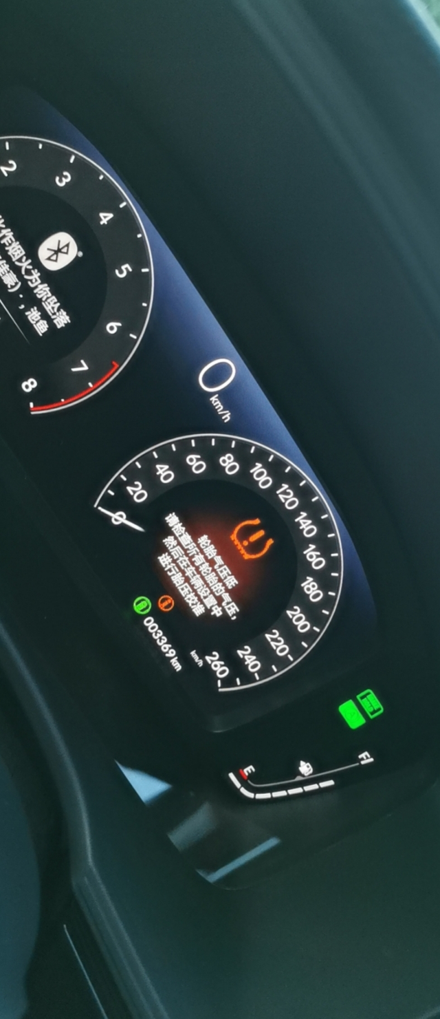 各位十一代思域车主提思域一个半月，前两天跑高速，突然亮气压低故障灯，然后我下车