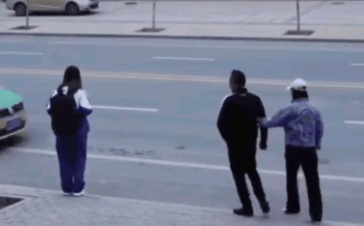 出租车司机这波操作，直接亮瞎眼！​​​有网友说：​1，社会就该多点这种讲