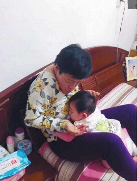 脑瘫妈妈无法抱起孩子, 1岁女儿每天向母亲“跪乳”