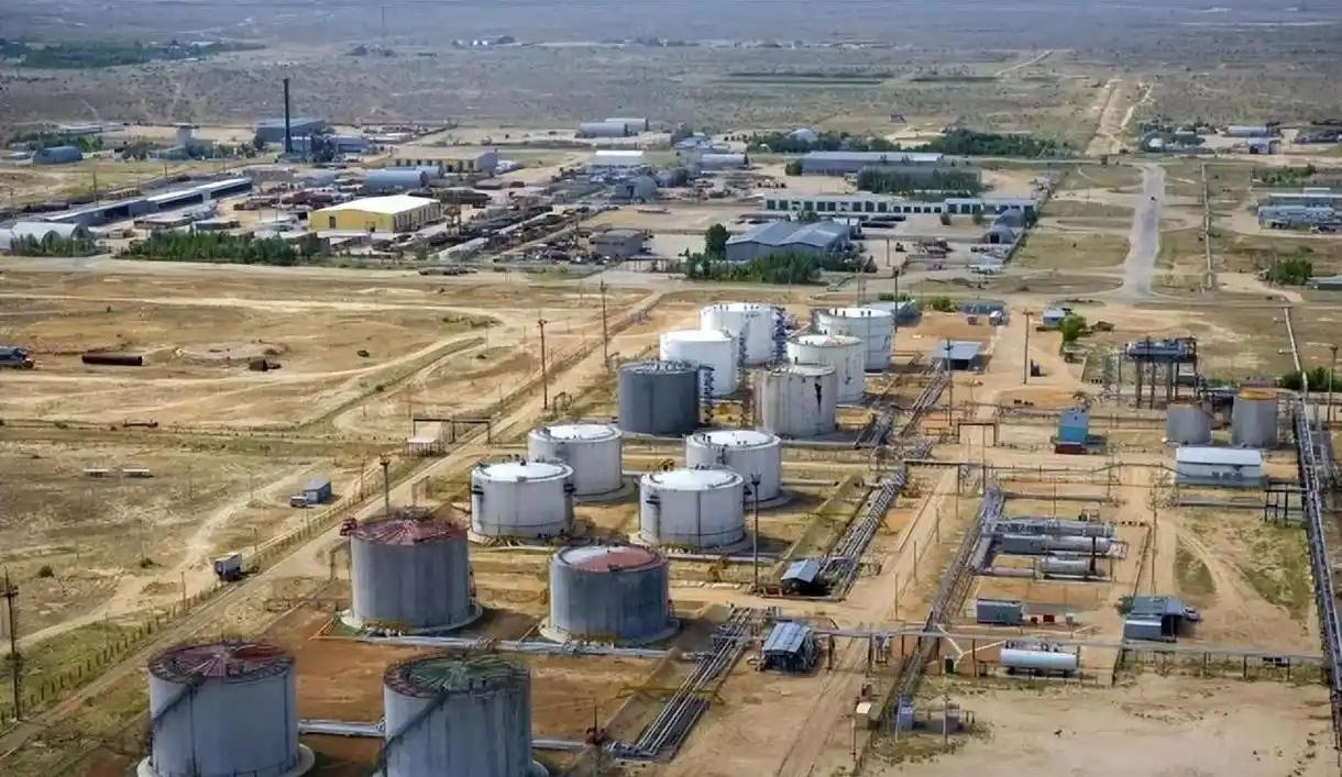 哈萨克斯坦的石油，有个毛病。家门口就是全世界最大的买家——中国，但它偏要把八成的