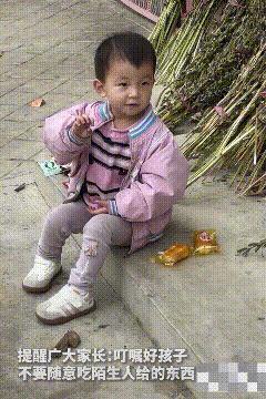 温馨一幕！陕西汉中，大学生军训拉练路过民宅时，发现坐在门口的小女孩，这群刚完成