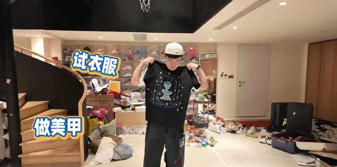 39岁陈赫的真实一面，衣服铺一地、鞋子堆成山，简直无处下脚……这个位置，像是陈