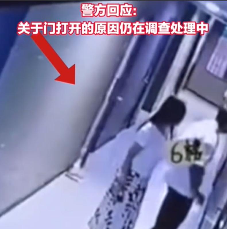 广州，女子去酒店开房，女子在房间内准备洗浴，房间房门突然自行弹开，门外正好有一对