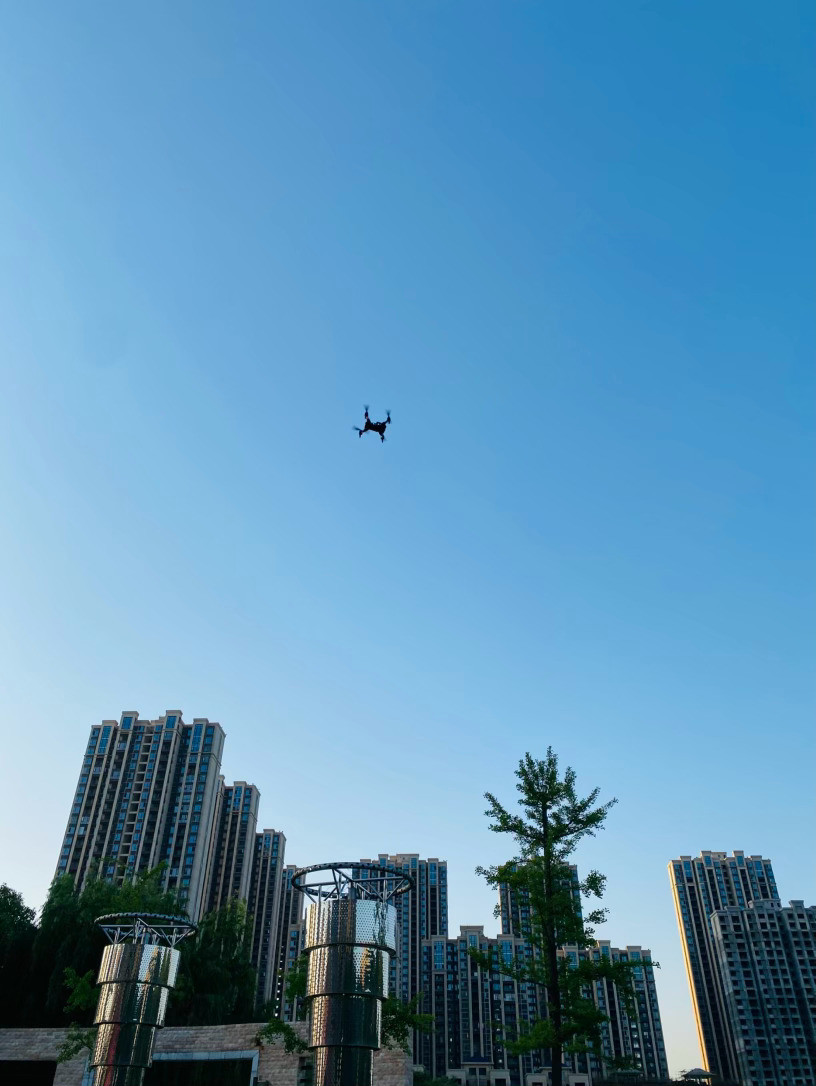 生活手记记录真实生活摄影摄影摄影晚风吹过广场的黄昏，夕阳把城市的轮廓揉进湖光里