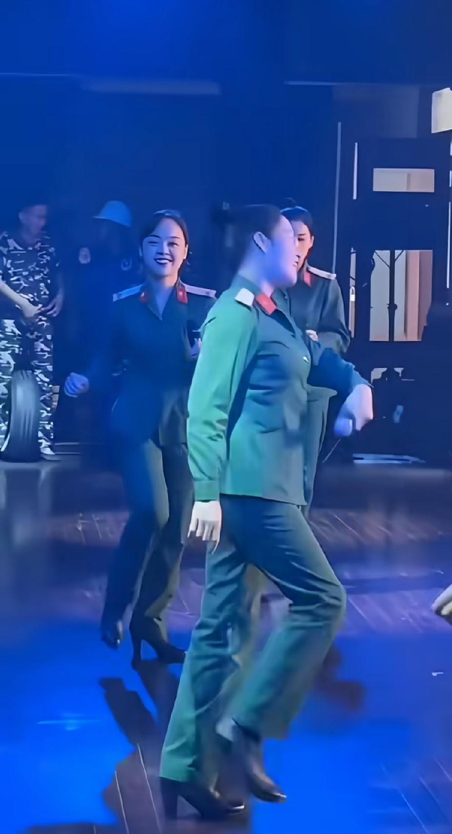越南女兵身材比较娇小，却不廋。
