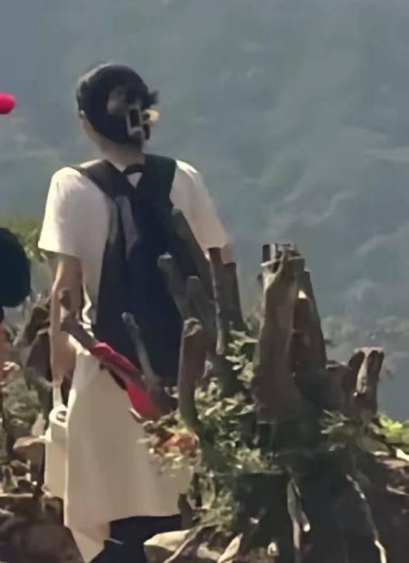 程梦圆住民宿五天不出门，她住的是小马家民宿，这几天她都在旅馆干什么，出门就是为了
