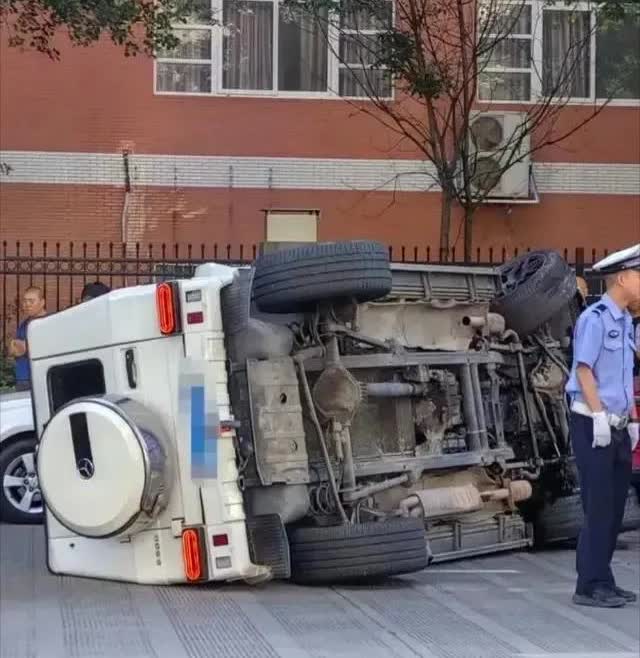 当一台价值200万的奔驰G500顶级越野倒下那一刻，原来它光鲜亮丽的外表下也隐藏