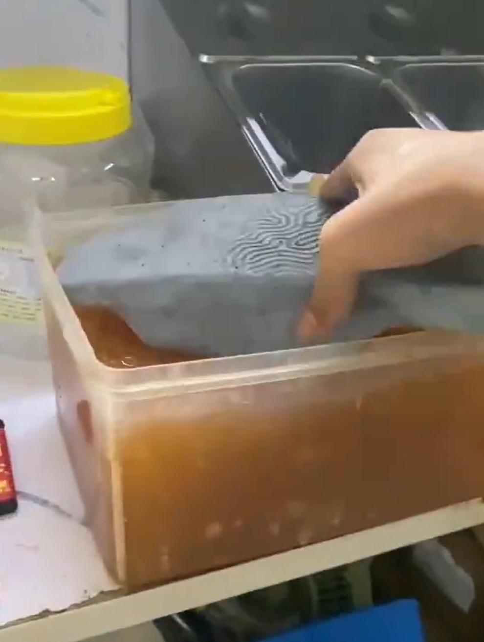 9月17日，广东省深圳市一家名为“某某贡茶”的奶茶店，一名新入职40分钟的男店员