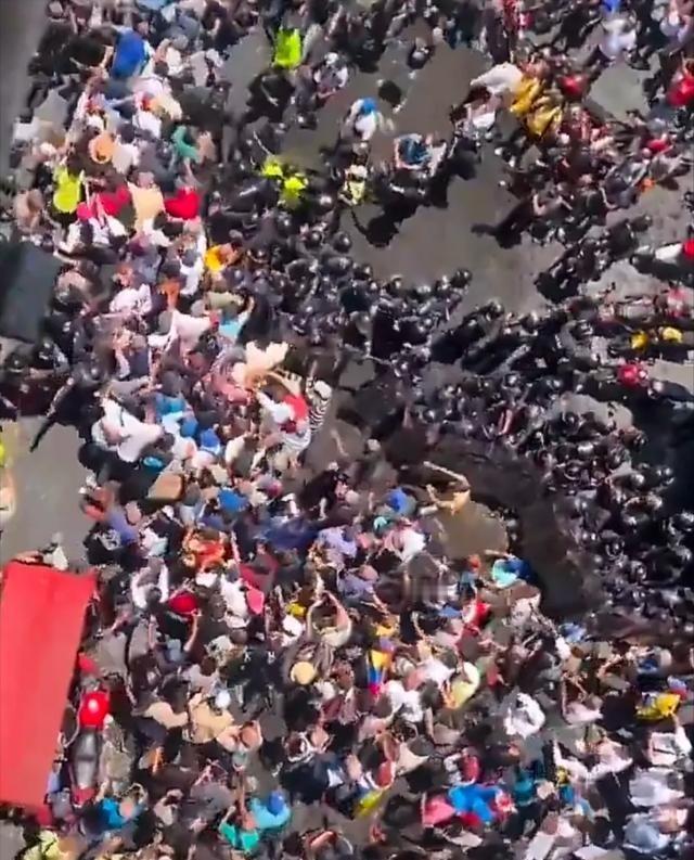 委内瑞拉彻底乱了！大规模骚乱爆发，全国局势已然失控。这场动荡的根源，正是美国悍然