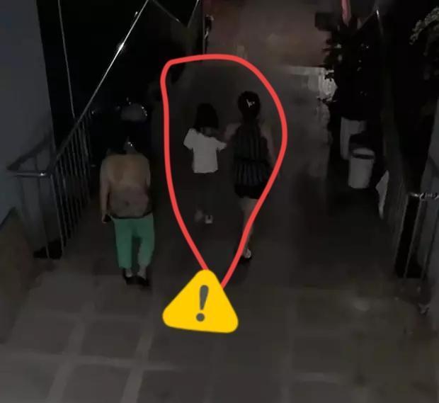 7岁女孩中秋等父不至背后真相让人心碎！真的不敢想重庆那个7岁女孩中秋在同