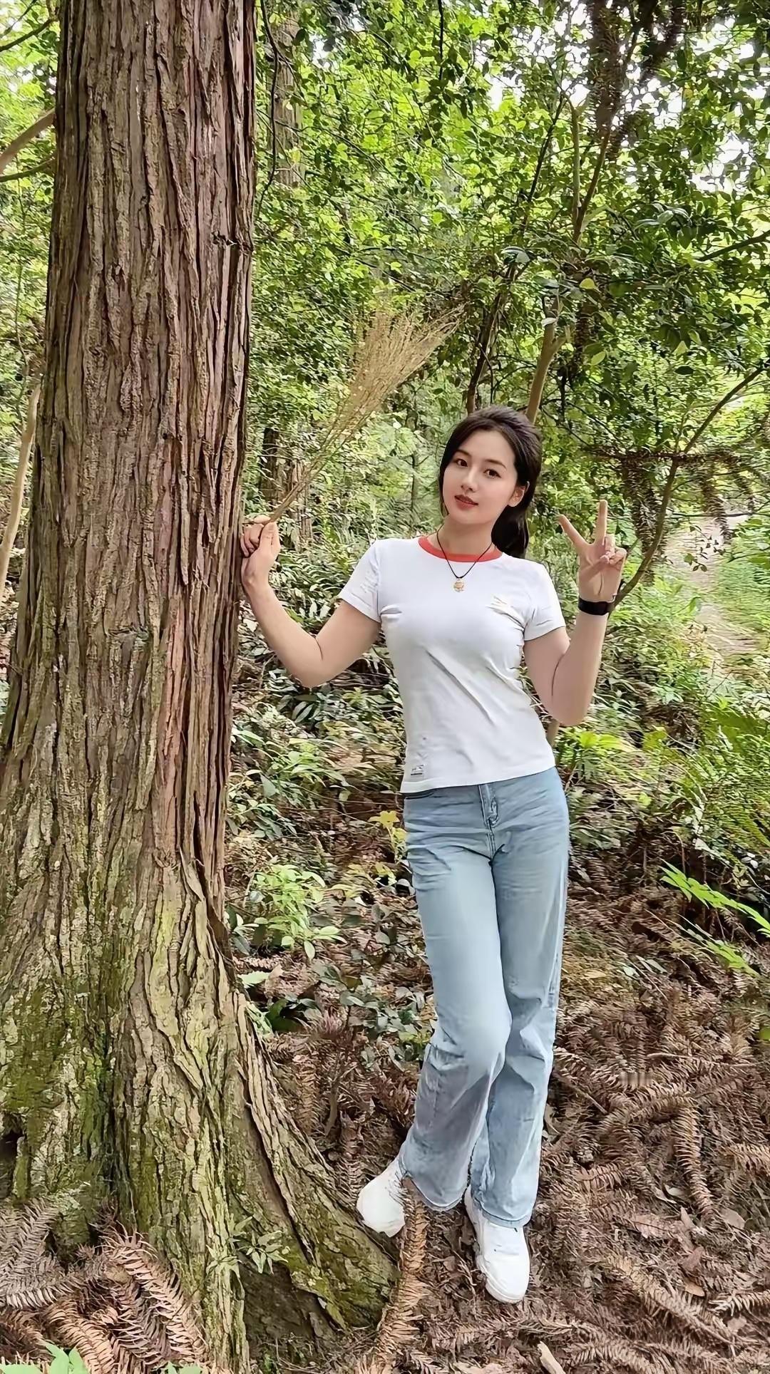 森林中的时尚少女，轻松自在，享受自然之美！🌳👗💖