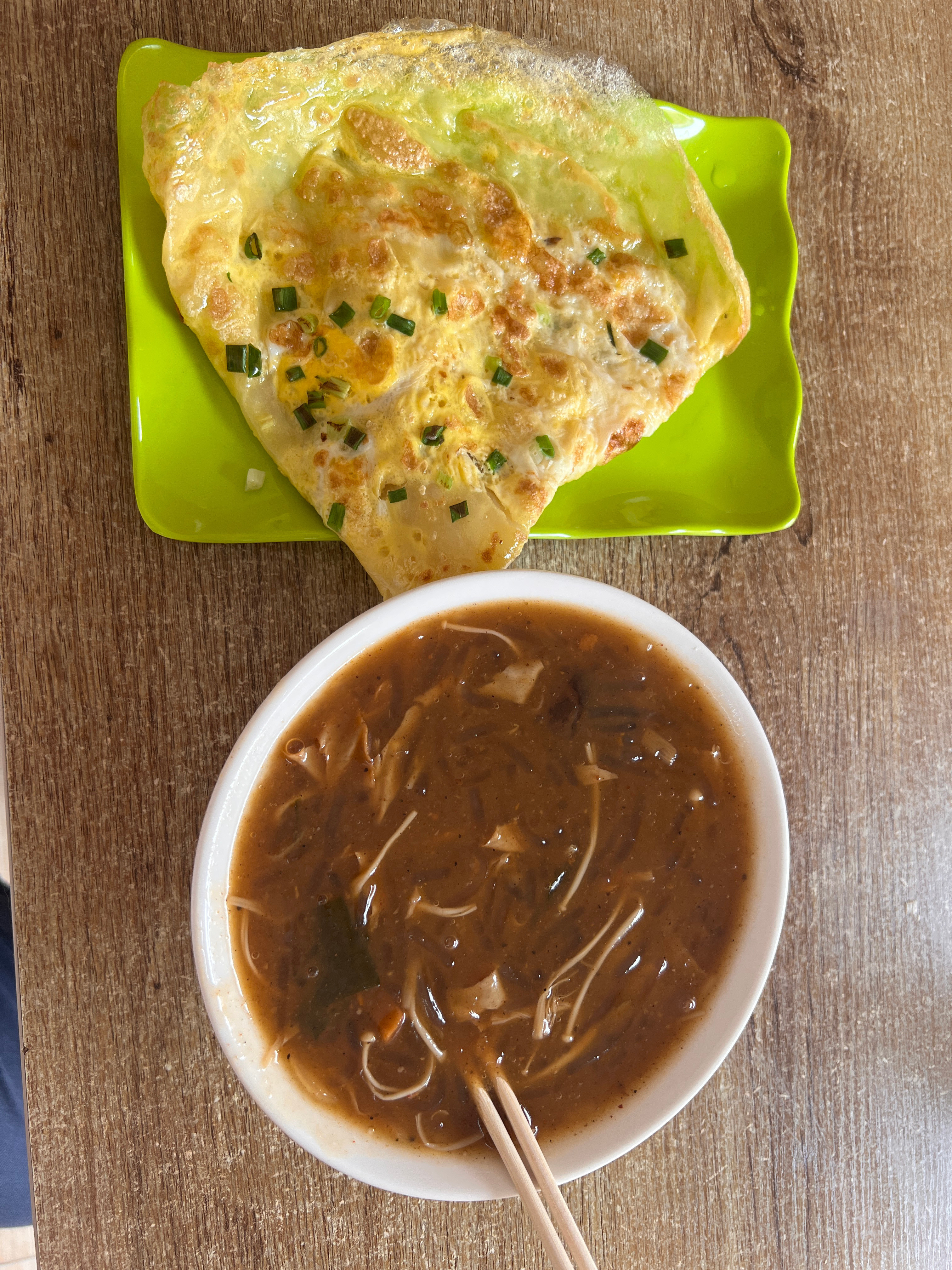 每日一餐分享Look！今日份早餐！胡辣汤+鸡蛋煎饼有点油了，但是架不住太好吃了