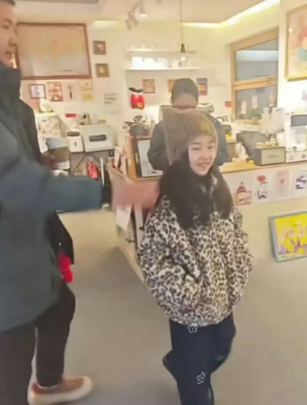 张维伊也心痛他能够被董璇爱护，也能够被小酒窝接受，但是他有一点这辈子都会在意，