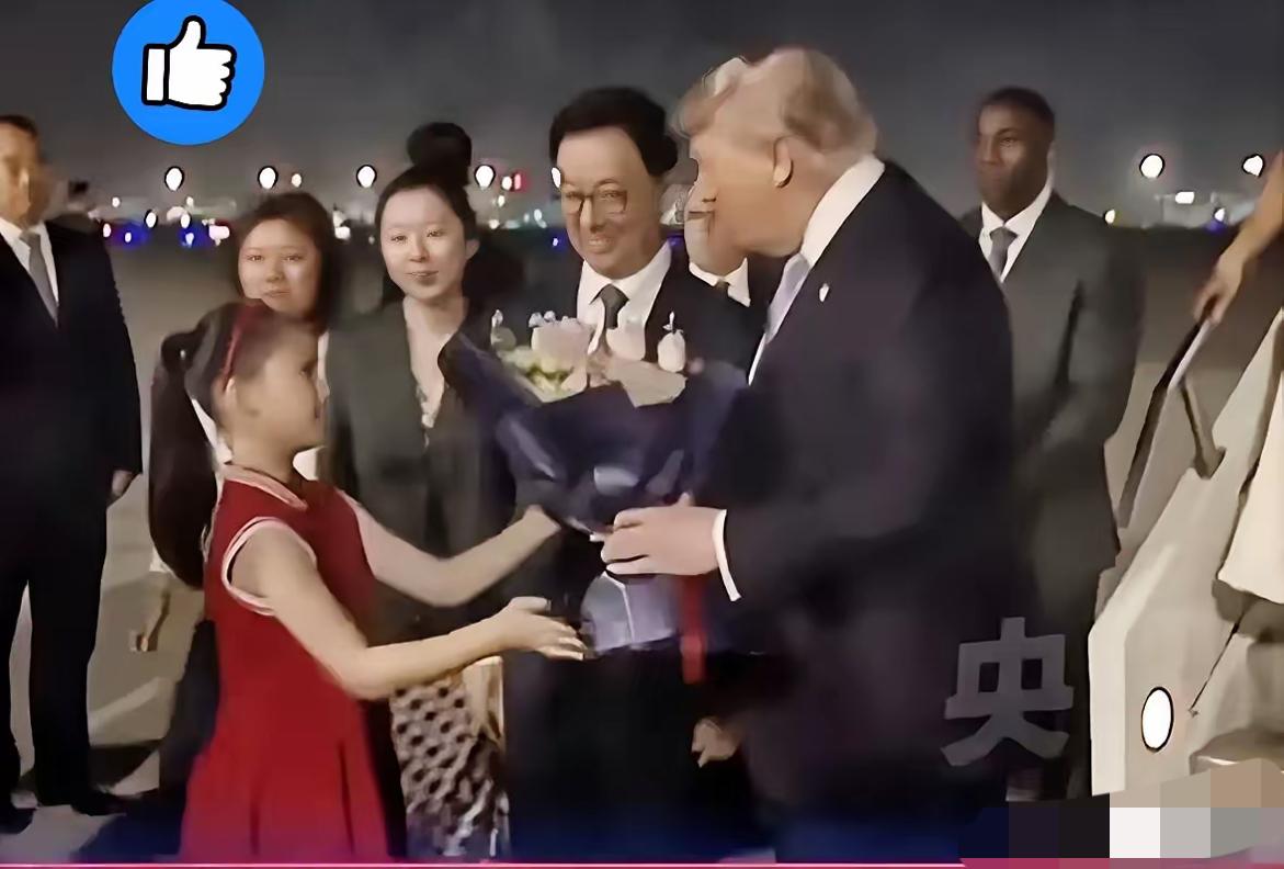这种大场面，大人都在对流程、卡时间，唯独这孩子，虽然看着稍微有点局促，但那种大方