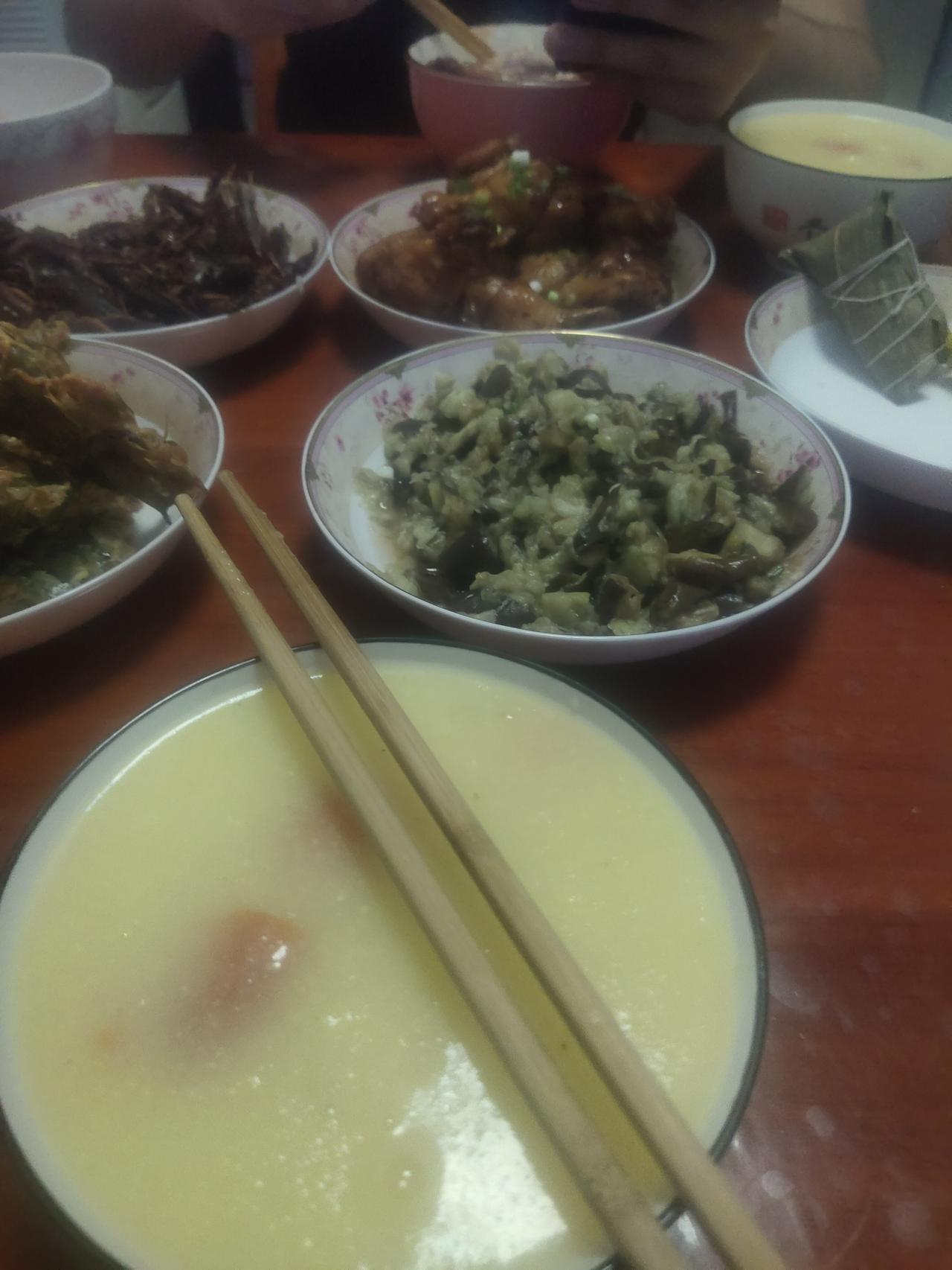 今天是父亲节！我特意做了几个菜，犒劳加班的老公。三天假期，他一天都没休息，实在辛
