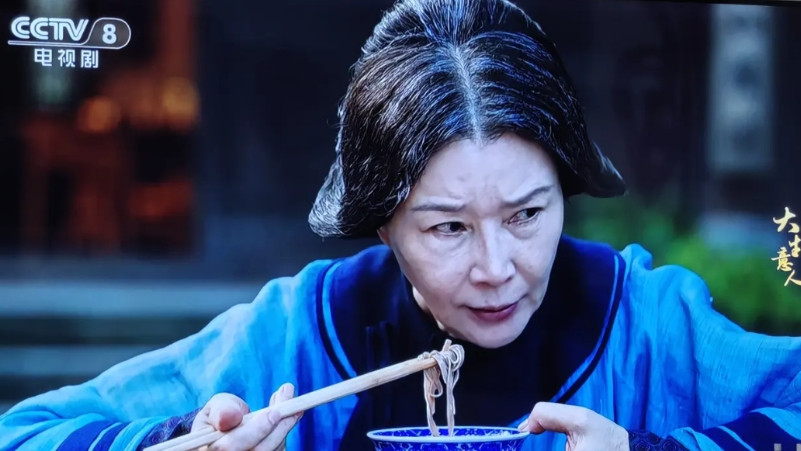 没想到《四喜》有她，《大生意人》里也有她，但看着她那科技脸，总让人有点不舒服。