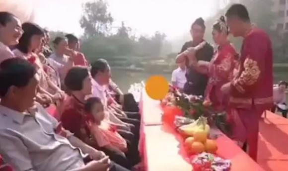 新娘给公公敬茶时喊了5次爸，公公都没抬眼皮接，新娘看向老公，老公竟也没有帮忙的意