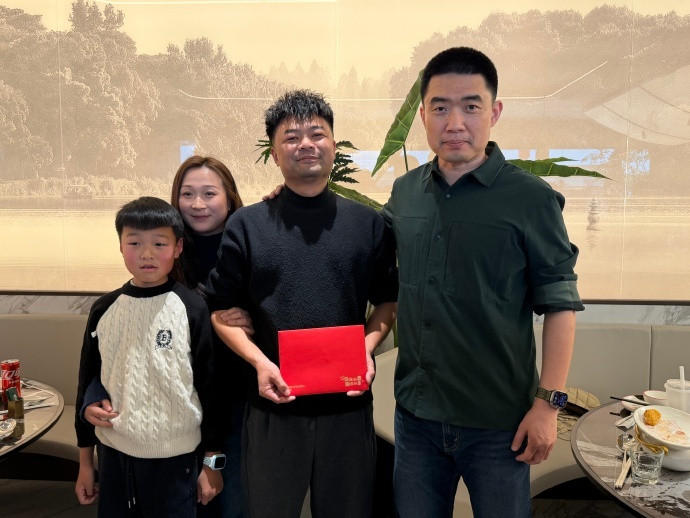 李想请浙江救人车主吃饭1月31日，微博转发了一则社会新闻，并配文“看他飞奔下车