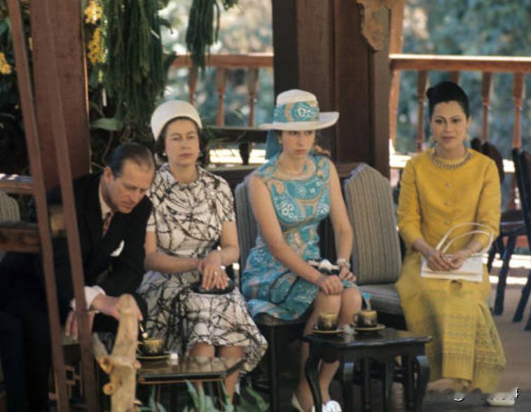 三个女人一台戏，当年伊丽莎白女王还有她的女儿以及诗丽吉王后表情一致，貌似她们都在