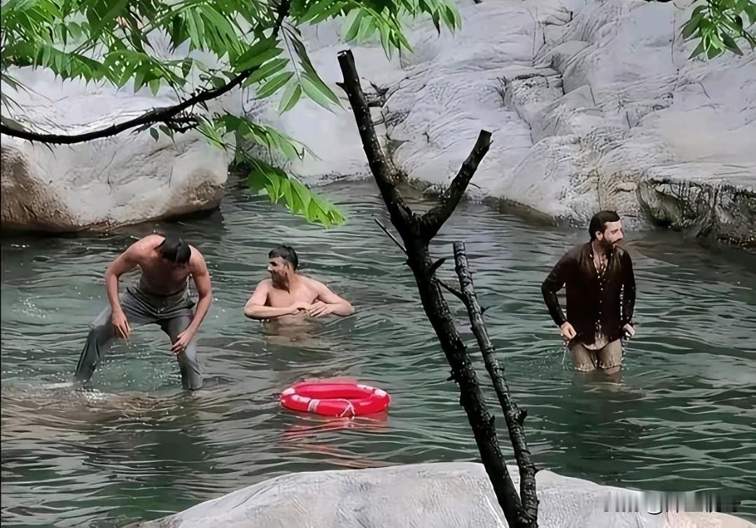 庐山这次算是把态度摆正了：规矩破了就得付出代价。三个印度游客在景区水池里打着肥皂