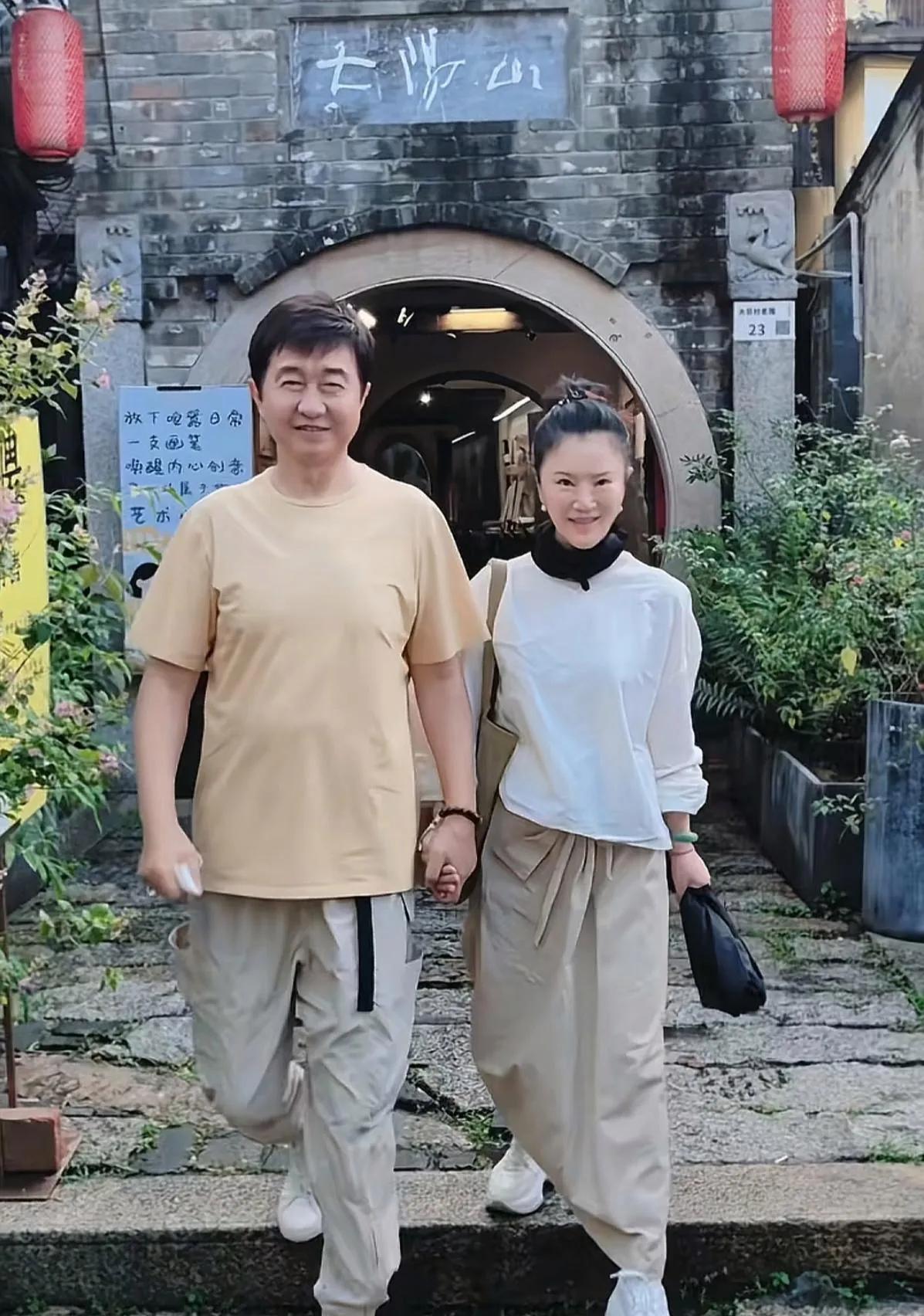 付笛声与任静走路都牵着手，眉眼笑容相似，表情步调一致，标准的夫妻相哈，简直就是知