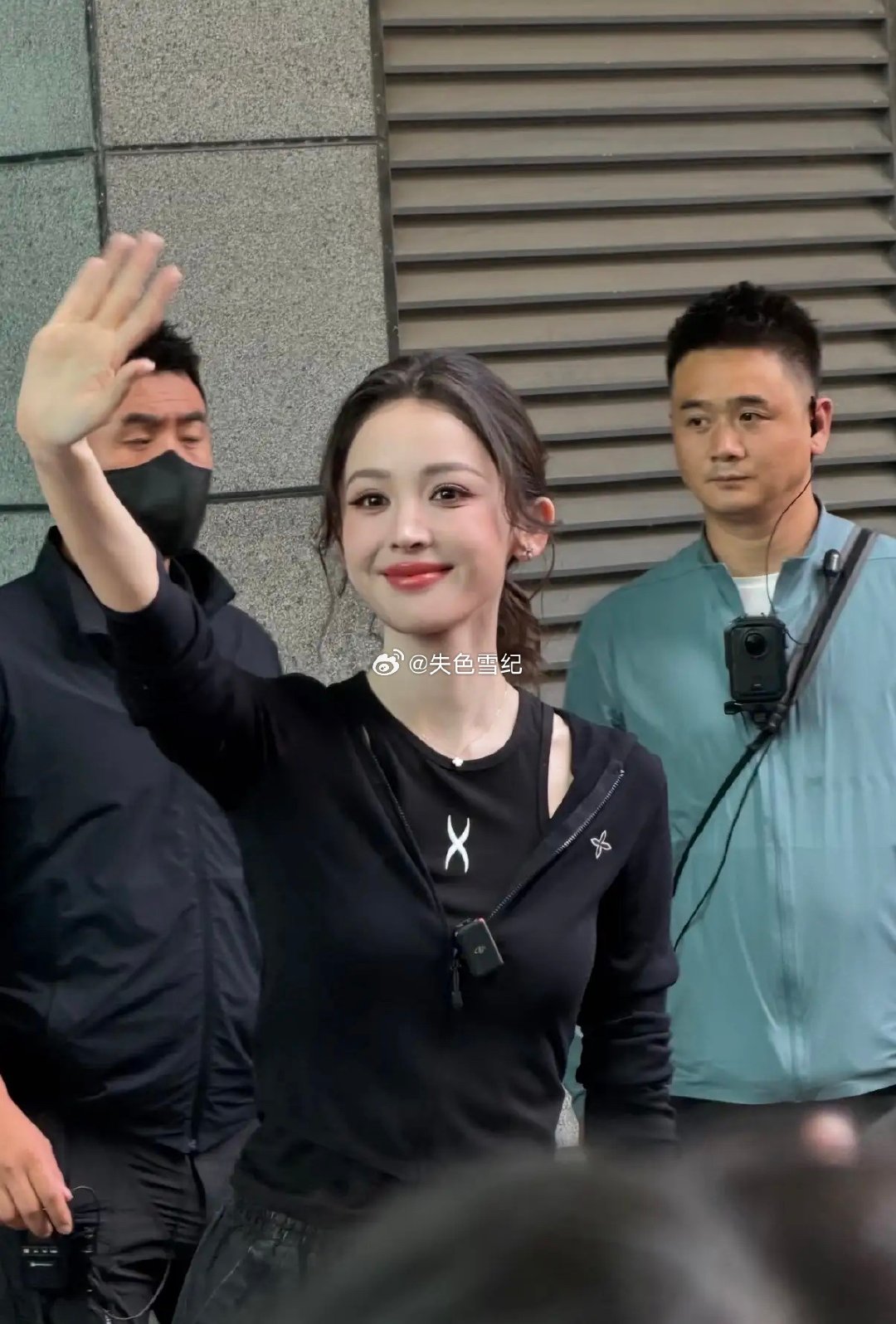 成都线下活动看到了古力娜扎，话说她怎么变化这么大，第一眼都给我看恍惚了，美是美的，但是长得不像她了，