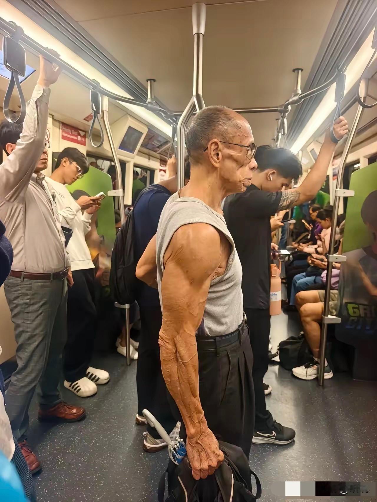 老年人还是有肌肉比较好，这手臂[赞]