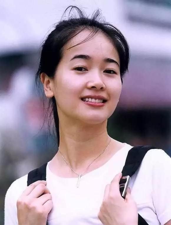 当年，记者拍到陈道明在左小青的公寓待了6个小时才匆忙离去，第二天陈道明的妻子怒怼