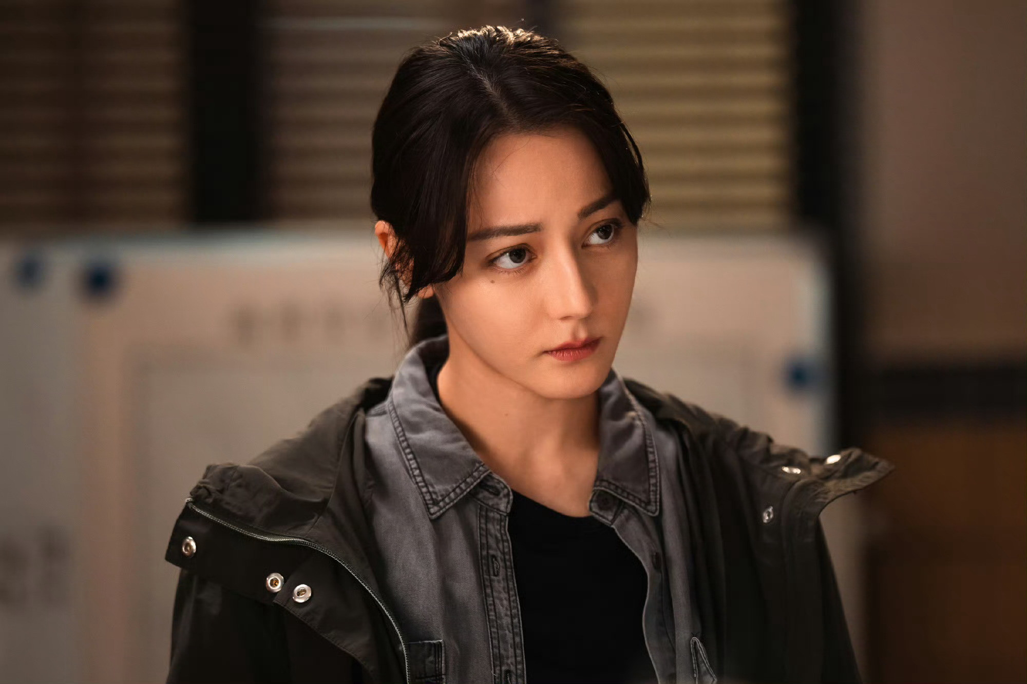 迪丽热巴影视综都素颜过为贴近女足前锋钰珑一角，主动晒成小麦色皮肤，在《利剑·玫瑰