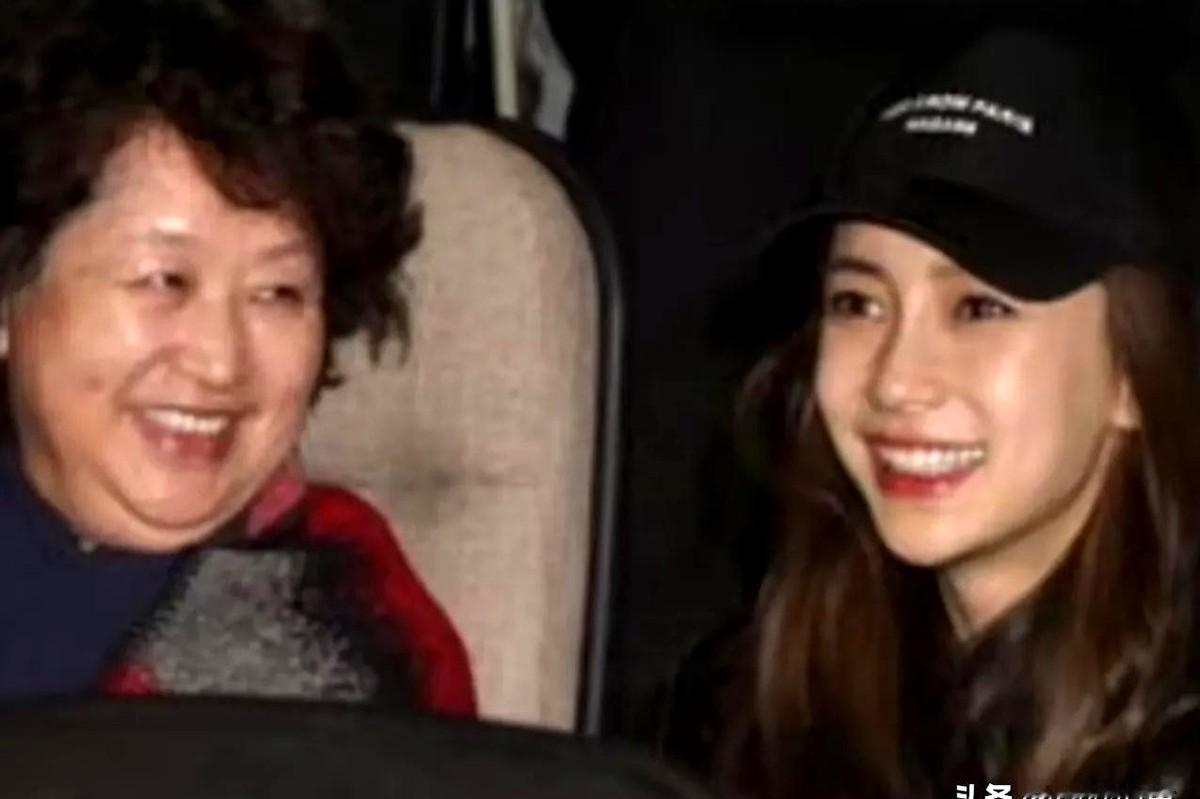 叶珂怎么也没想到杨颖带着儿子小海绵跟前婆婆聚会闲逛，两个人边走边聊，一直说说笑