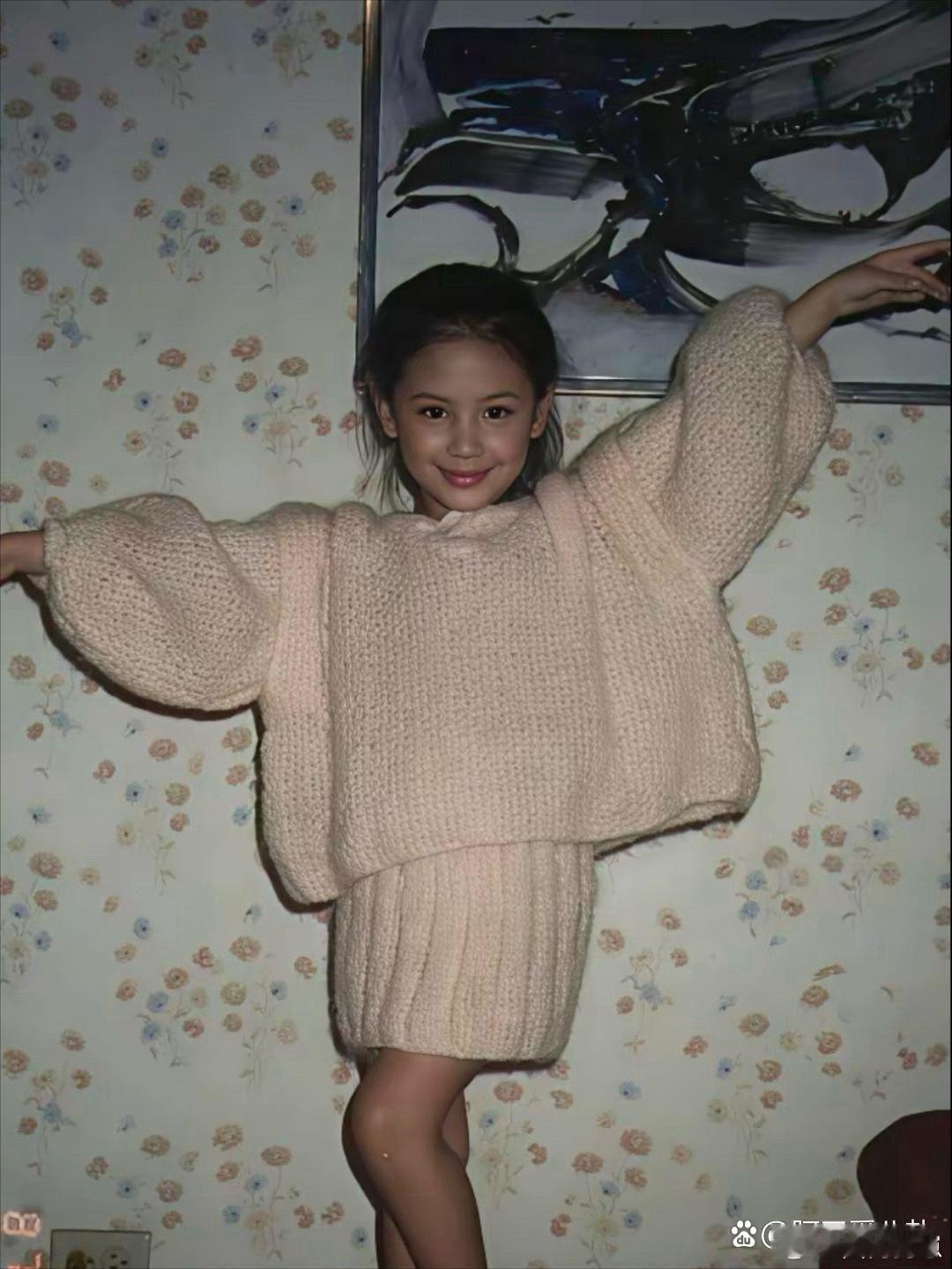 应采儿童年照也太好看了！颜值从小稳定在线，妥妥的天生美人胚子，穿