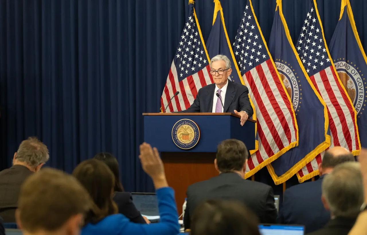 油价一路冲高没引发加息恐慌，反倒让华尔街笃定美联储快要降息。就连鲍威尔公开表态都