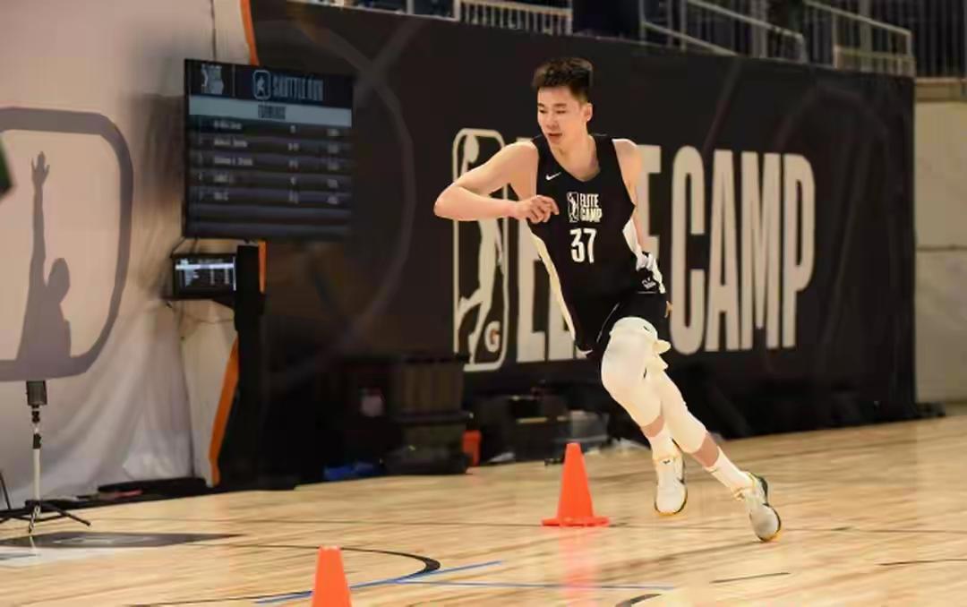 你敢相信吗？26岁的大龄青年郭昊文又要闯荡NBA了，再一次开启追逐NBA之旅。这