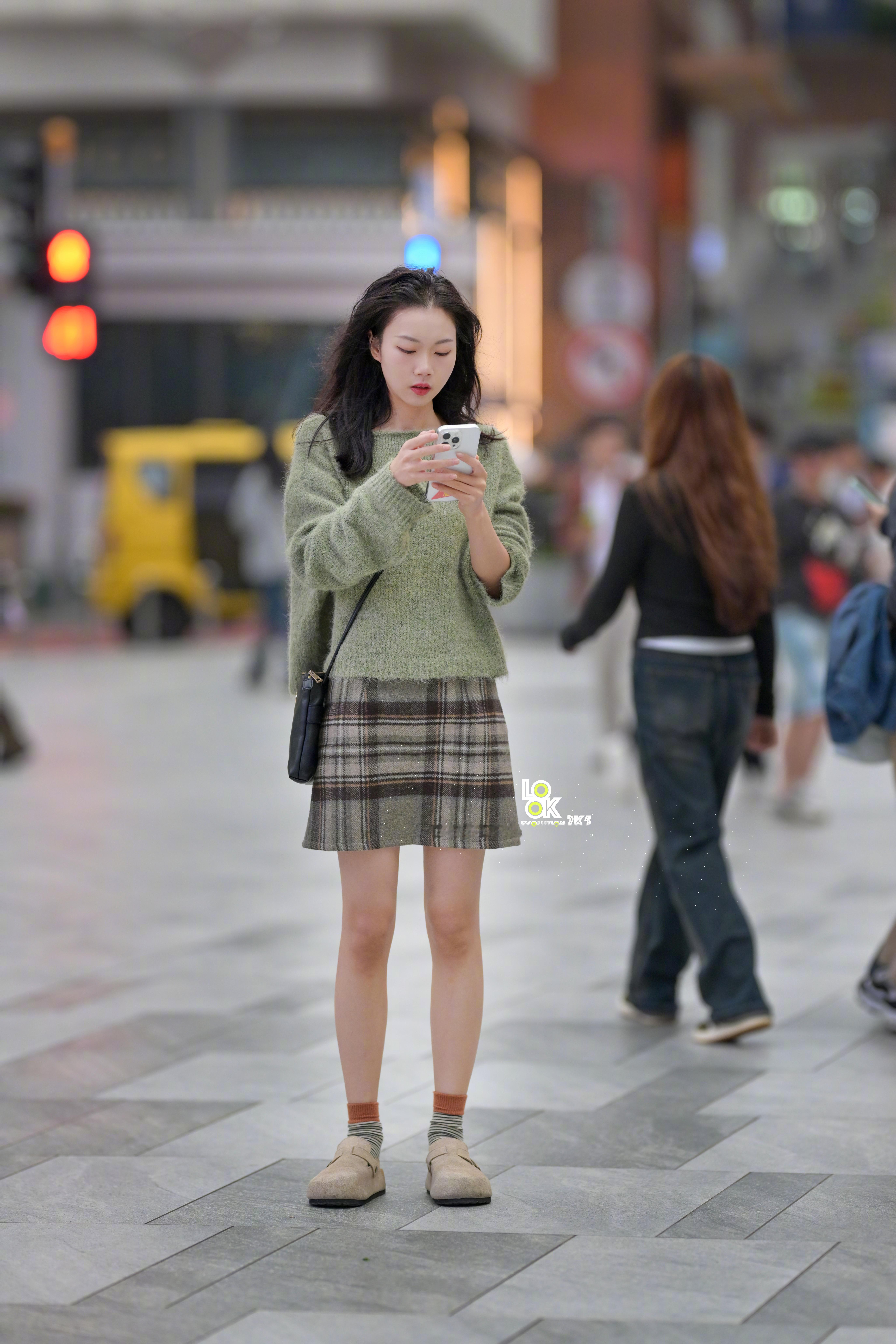 应该是男朋友还没到。。。。发信息呢！