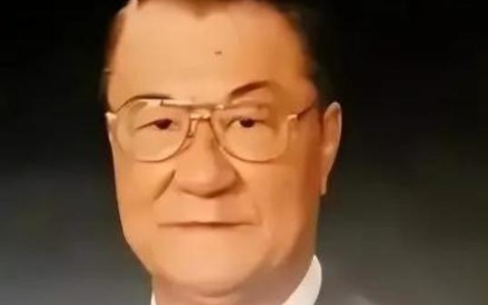 1992年，阎锡山的小儿子回到山西忻州，在老宅门口老泪纵横，然而就在他抬脚准备回