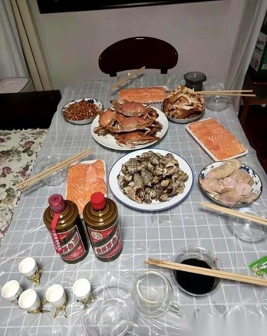 两瓶花里胡哨的假茅台，直接砸碎了我对一个人所有的幻想。我这儿，从下午就开始在厨