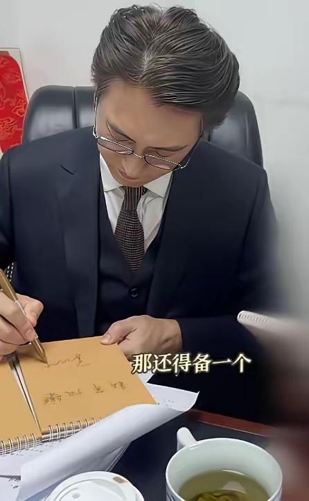 靳东才是娱乐圈顶级人脉！别以为他只是大家眼熟的演员，现在人家可是正儿八经的国家